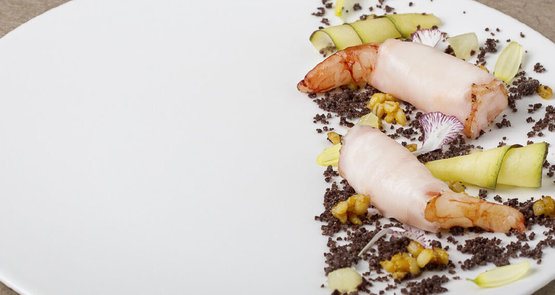 Grass le lard avec crevettes, olives noires et senteur de bergamote