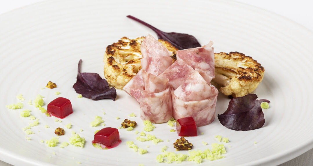Saucisson cuit, chou-fleur rôti et moutarde en grains