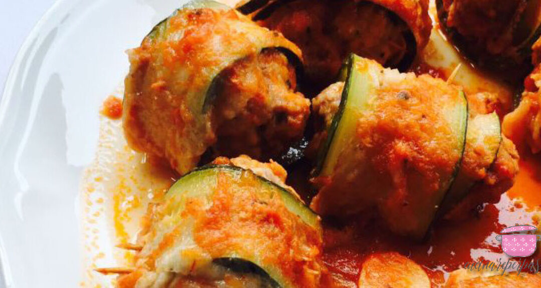 Rouleaux de courgettes avec grass le lard, mortadella et saucisse