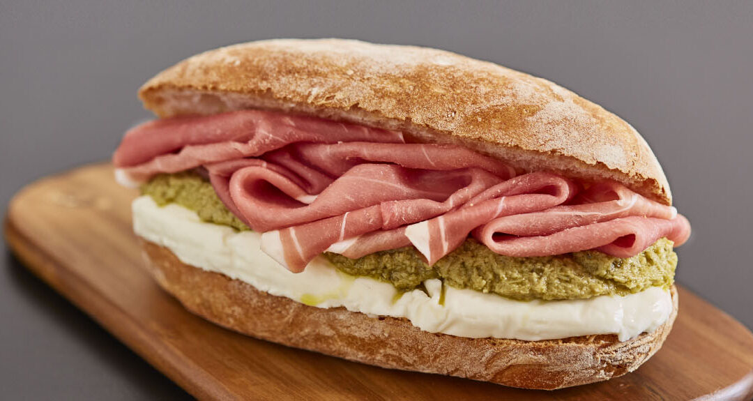 Francesino avec jambon cru, stracchino et crème de artichauts