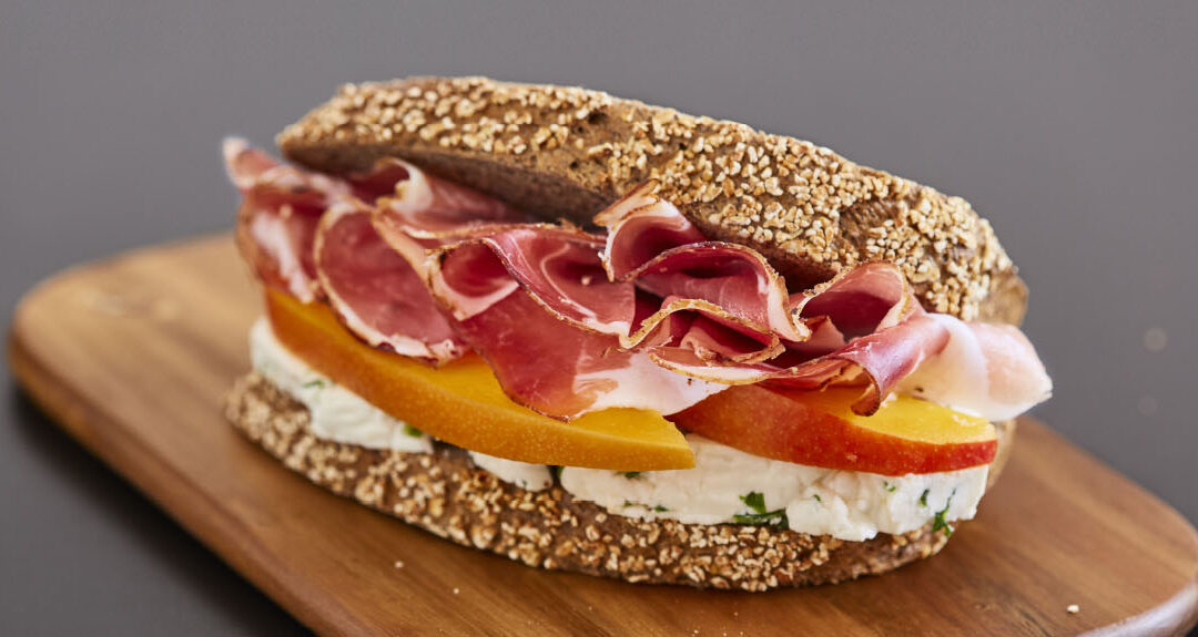 Whole wheat bread with speck, robiola cheese and mango