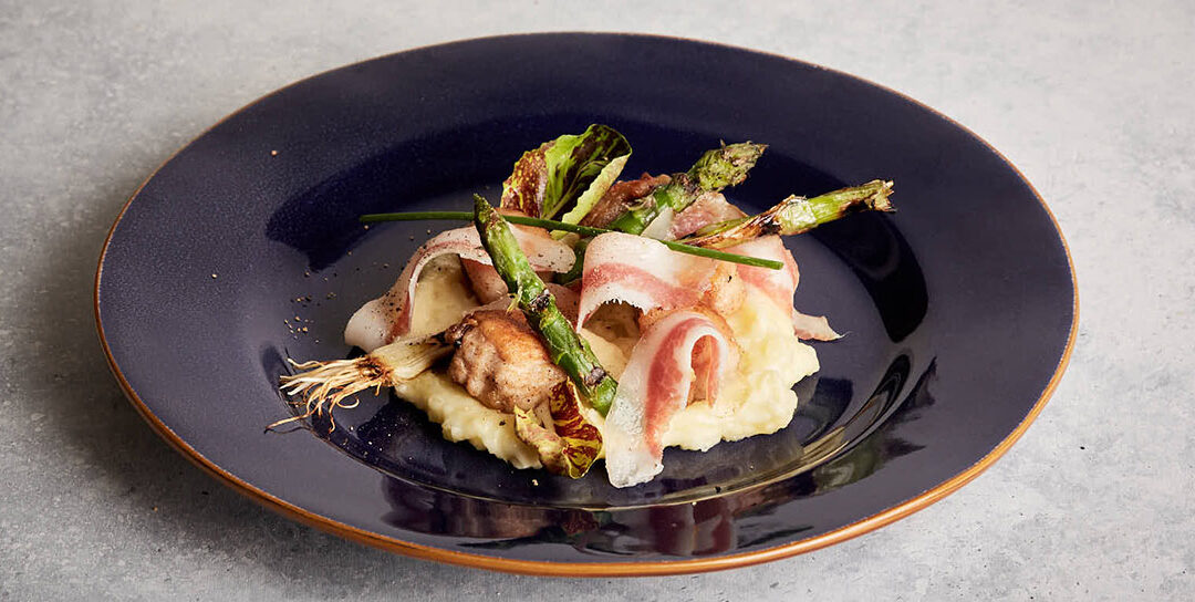 Morceaux de lapin au guanciale, creme de pomme de terre et asperges