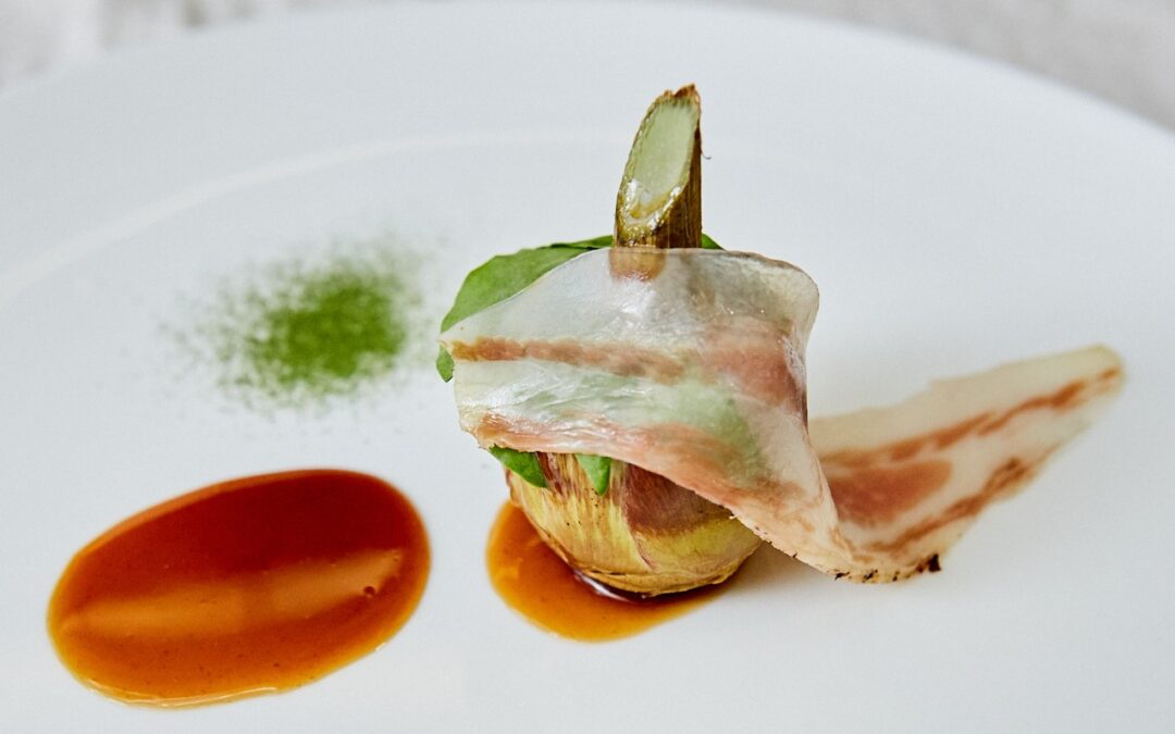 Artichaut rôti au guanciale salumi pasini, farci de ragoût d’agneau, oseille