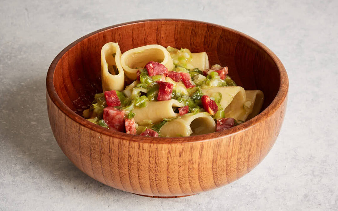 Paccheri avec saucisse girello épicée et ciboule cuite