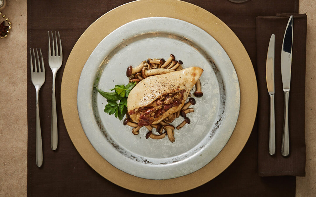 Poitrine de pintade farcie avec cappelletto, lard et champignons