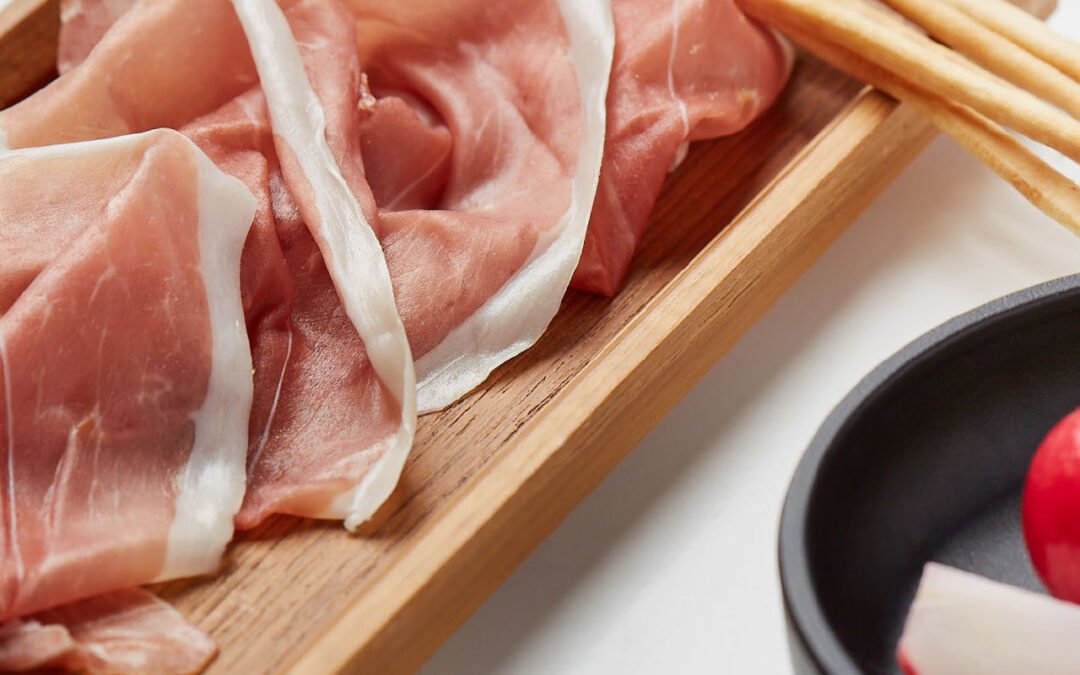 Culatello ham, vegetables and breadsticks