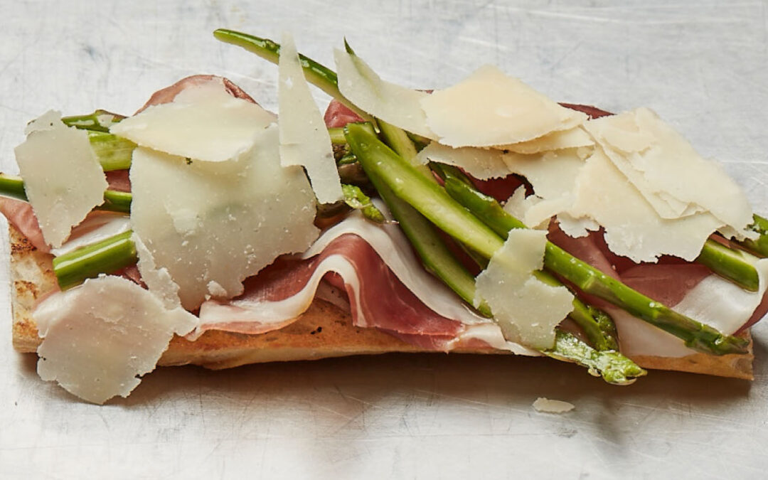 Panino con asparagi, fiocco di prosciutto e scaglie di grana