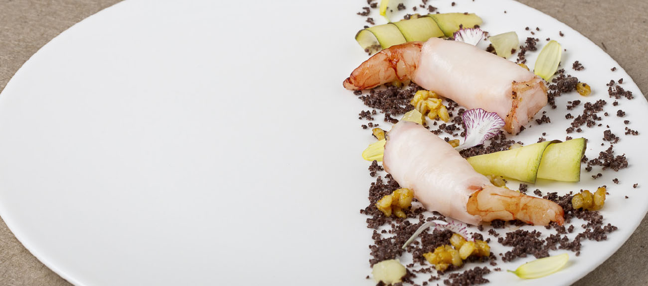 Grass le lard avec crevettes, olives noires et senteur de bergamote