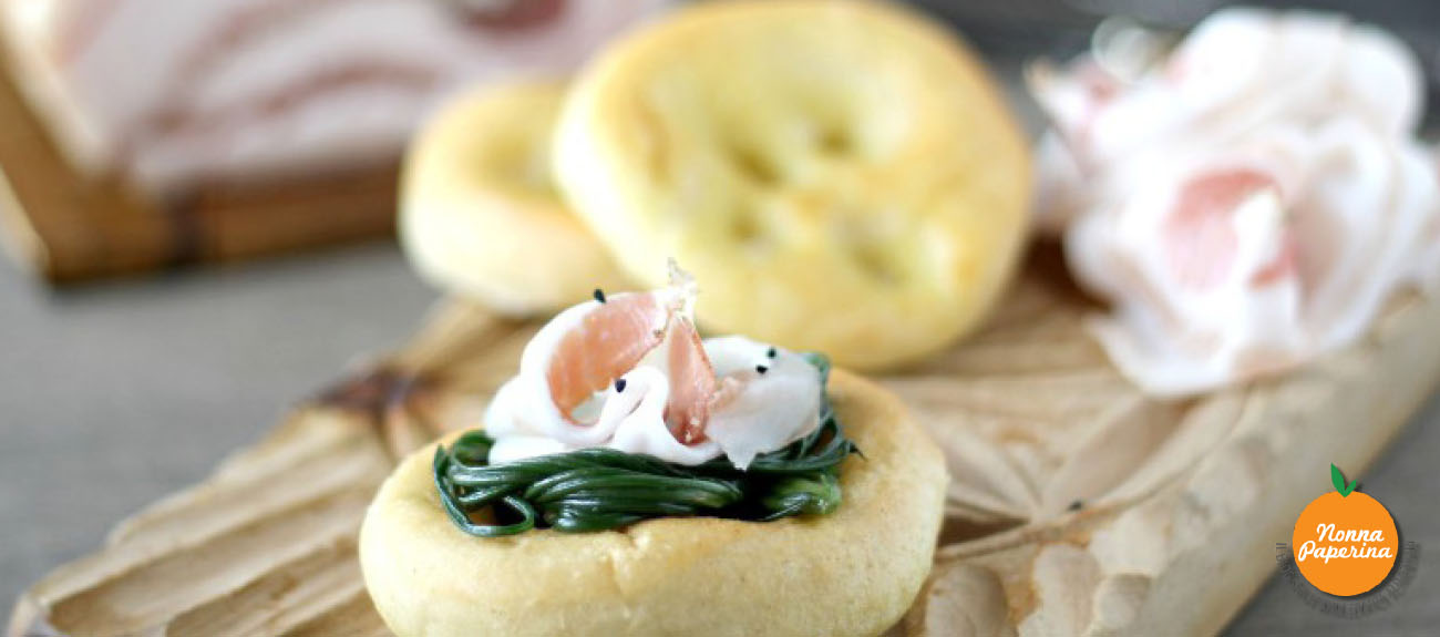 Frittiertes Hefegbäck mit einer Aufschnittplatte von Salumi Pasini