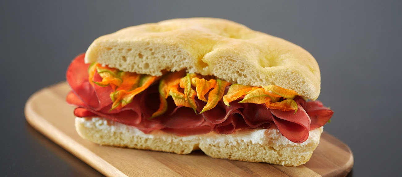 Focaccia con Bresaola, fiori di zucca e caprino
