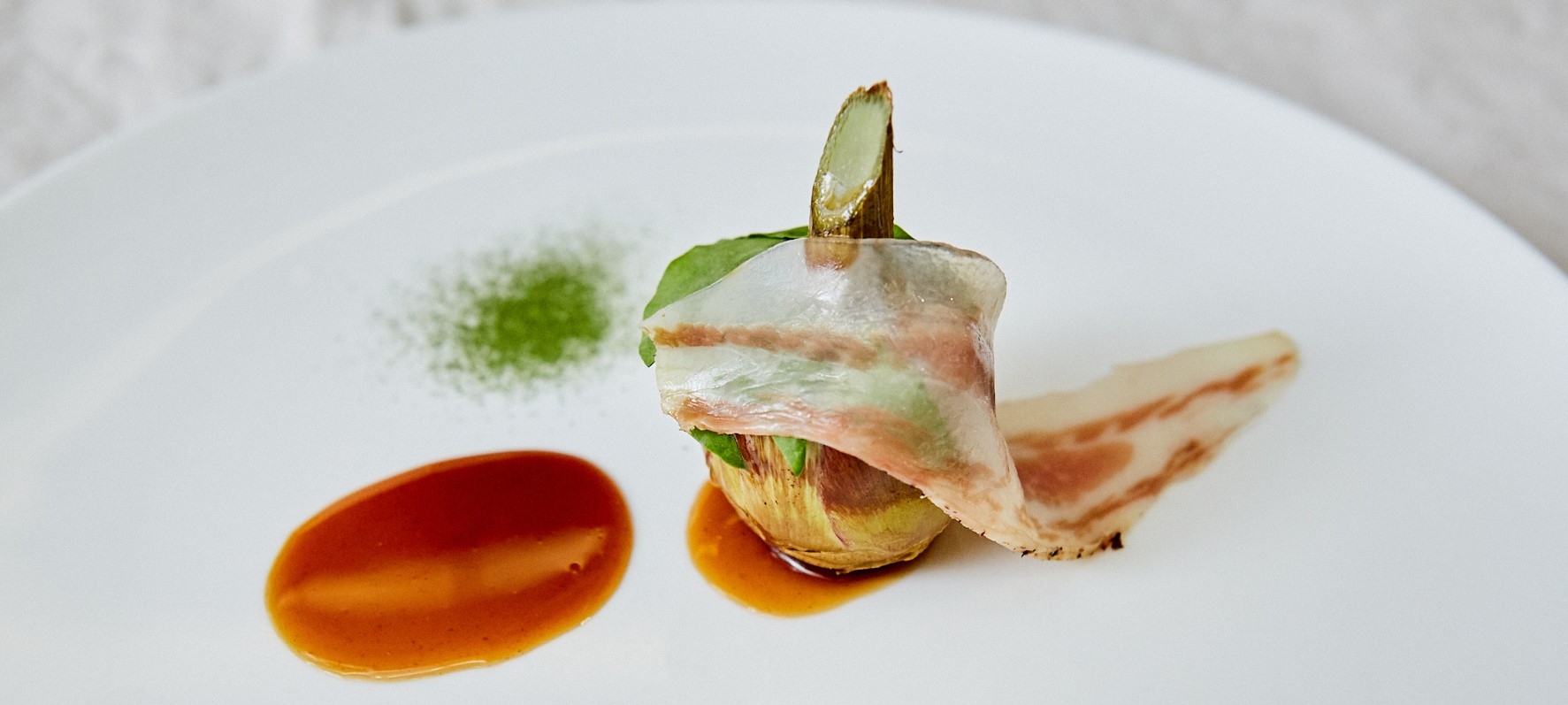 Carciofo arrostito al guanciale, ripieno al ragù d’agnello, acetosella