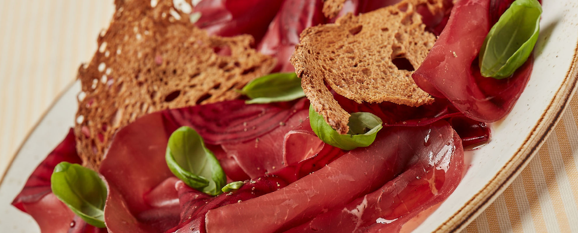 Bresaola, carpaccio di barbabietola e pane croccante