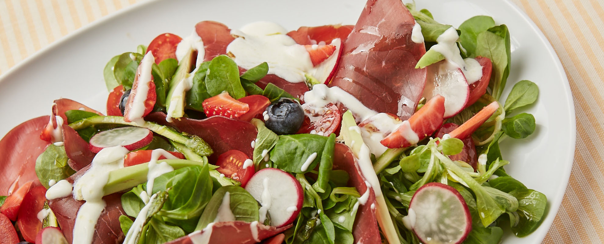 Bresaola avec salade de fruits et de légumes