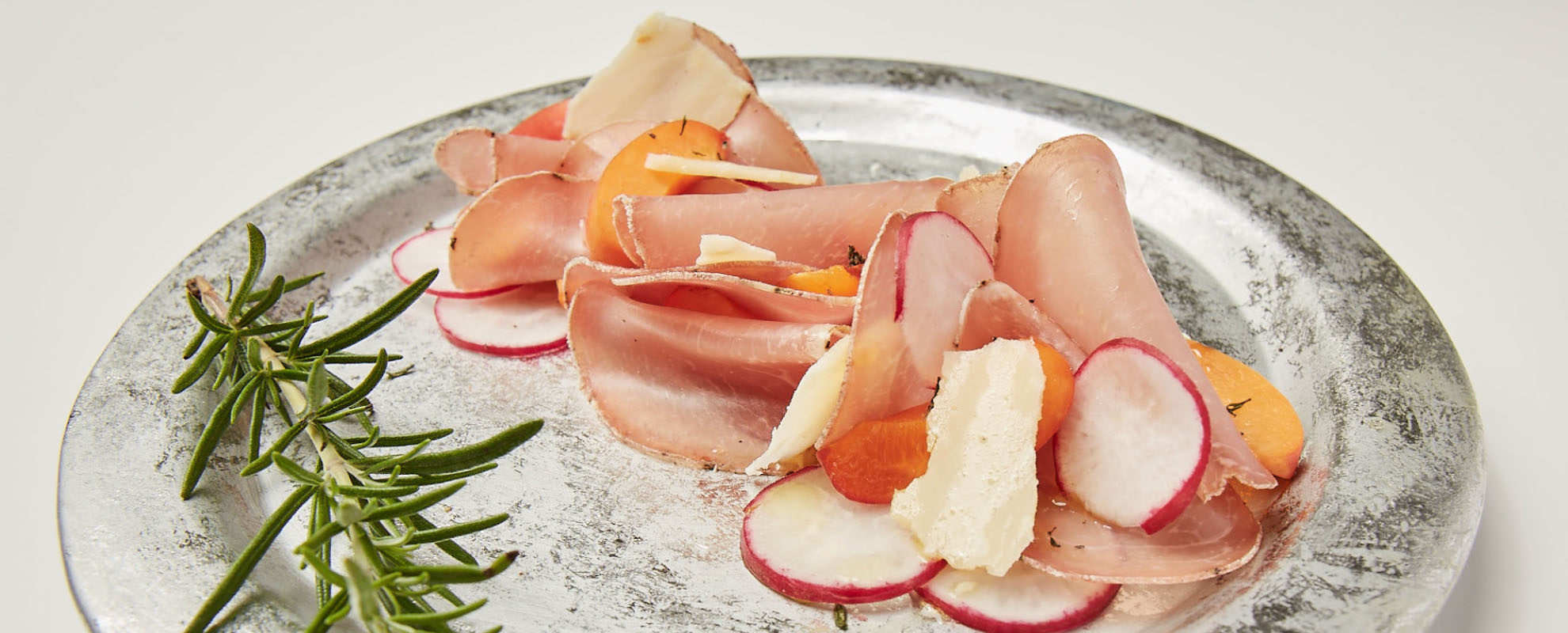 Bresaola de porc avec radis, abricots et flocons de parmigiano