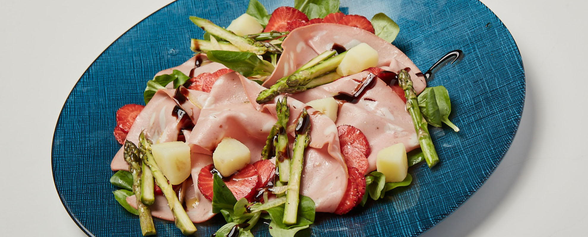 Mortadella mit grünem Spargel, Erdbeeren, Kartoffeln und Zitrone