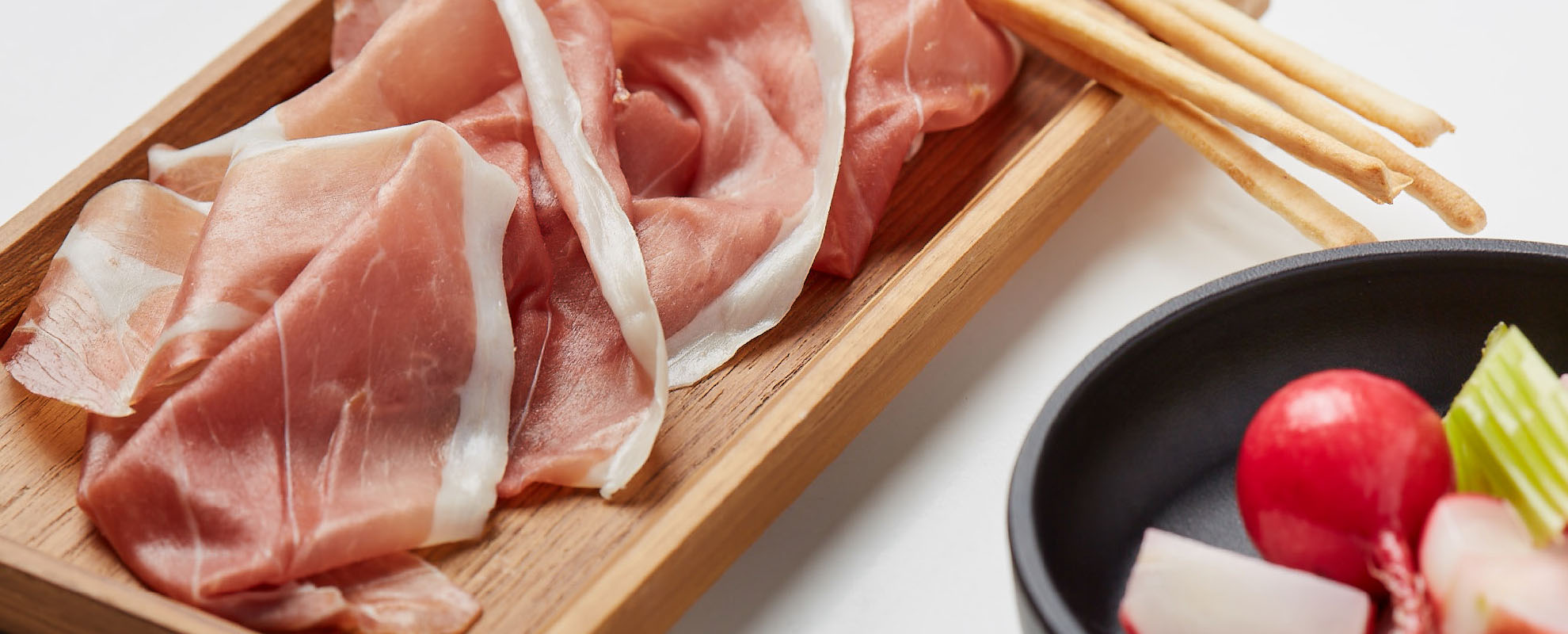 Aufschnittplatte mit Culatello-Schinken, Gemüse und Grissini