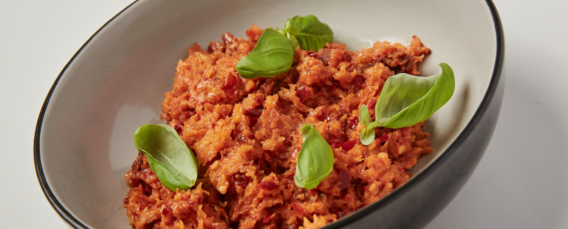 Brotsuppe mit Tomaten, ‚Nduja und Basilikum