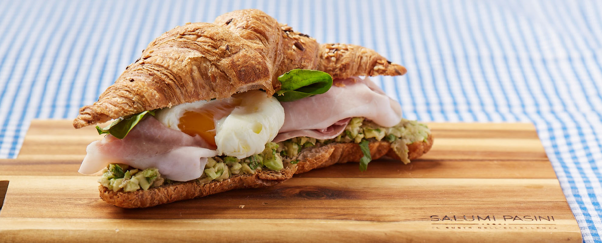 Croissant salato con prosciutto cotto, guacamole e uovo