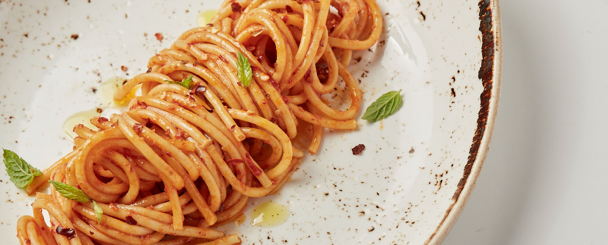 Spaghetti, Knoblauch, Öl, Bergminze und ‚Nduja-Wurst