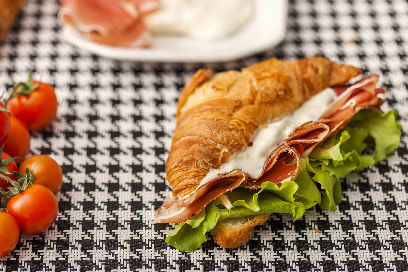 Herzhaftes Croissant mit Speck, Crescenza-Käse und Kopfsalat