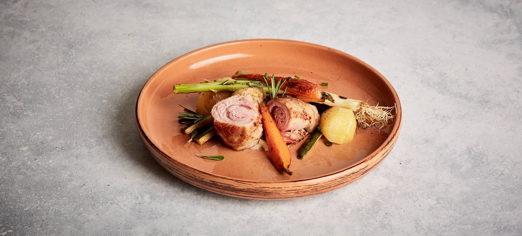 Kalbsbraten mit gekochtem Schinken, Kartoffelpüree, gegrilltem Gemüse, Rosmarin