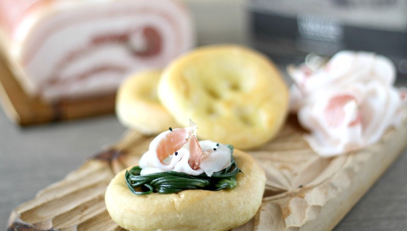 Pain focaccia avec bacon et agretti
