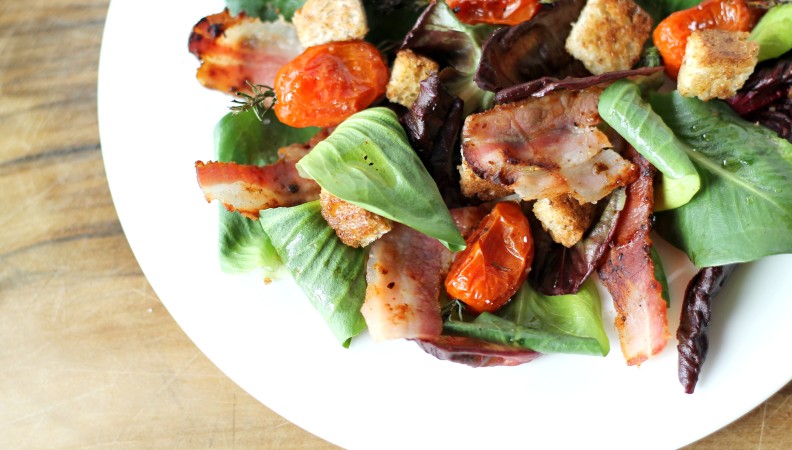 Insalata di campo con bacon, pomodorini e crostini