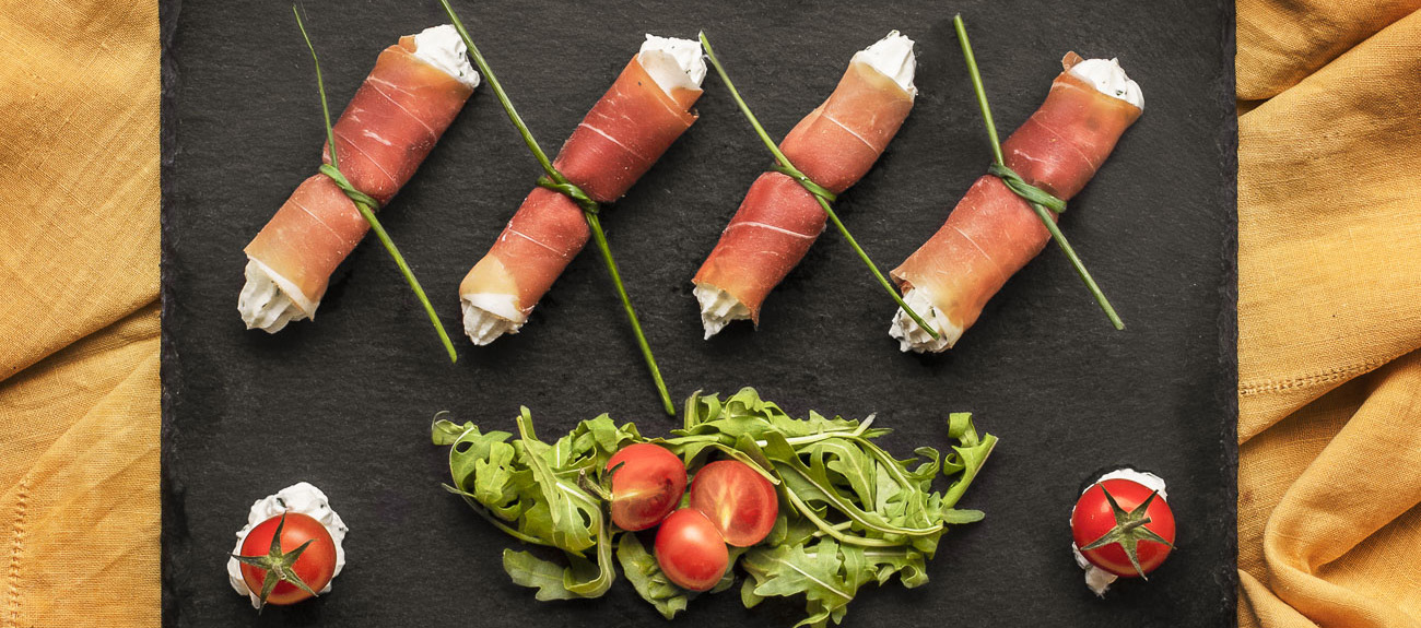 Rouleaux de culatello avec fromage et ciboulette