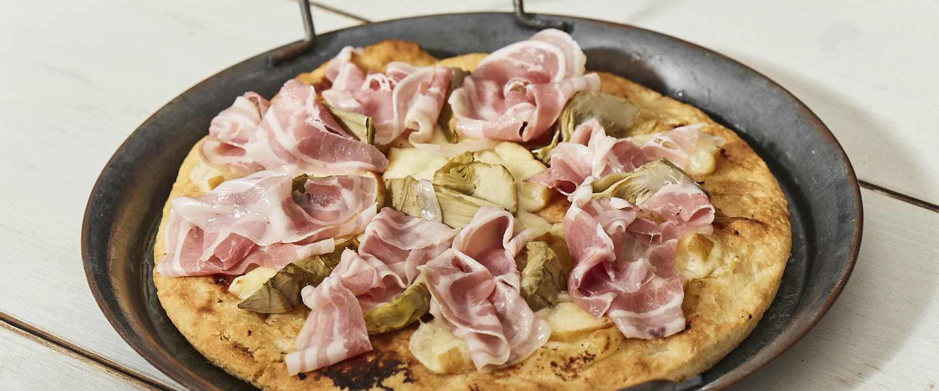 Pizza avec Roulade de Bacon, artichauts et Provola fumé
