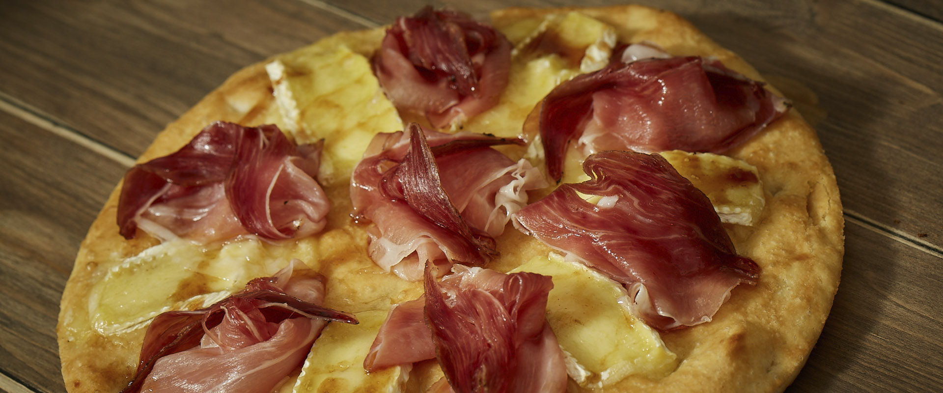Pizza avec Speck, Brie et sirop d’érable