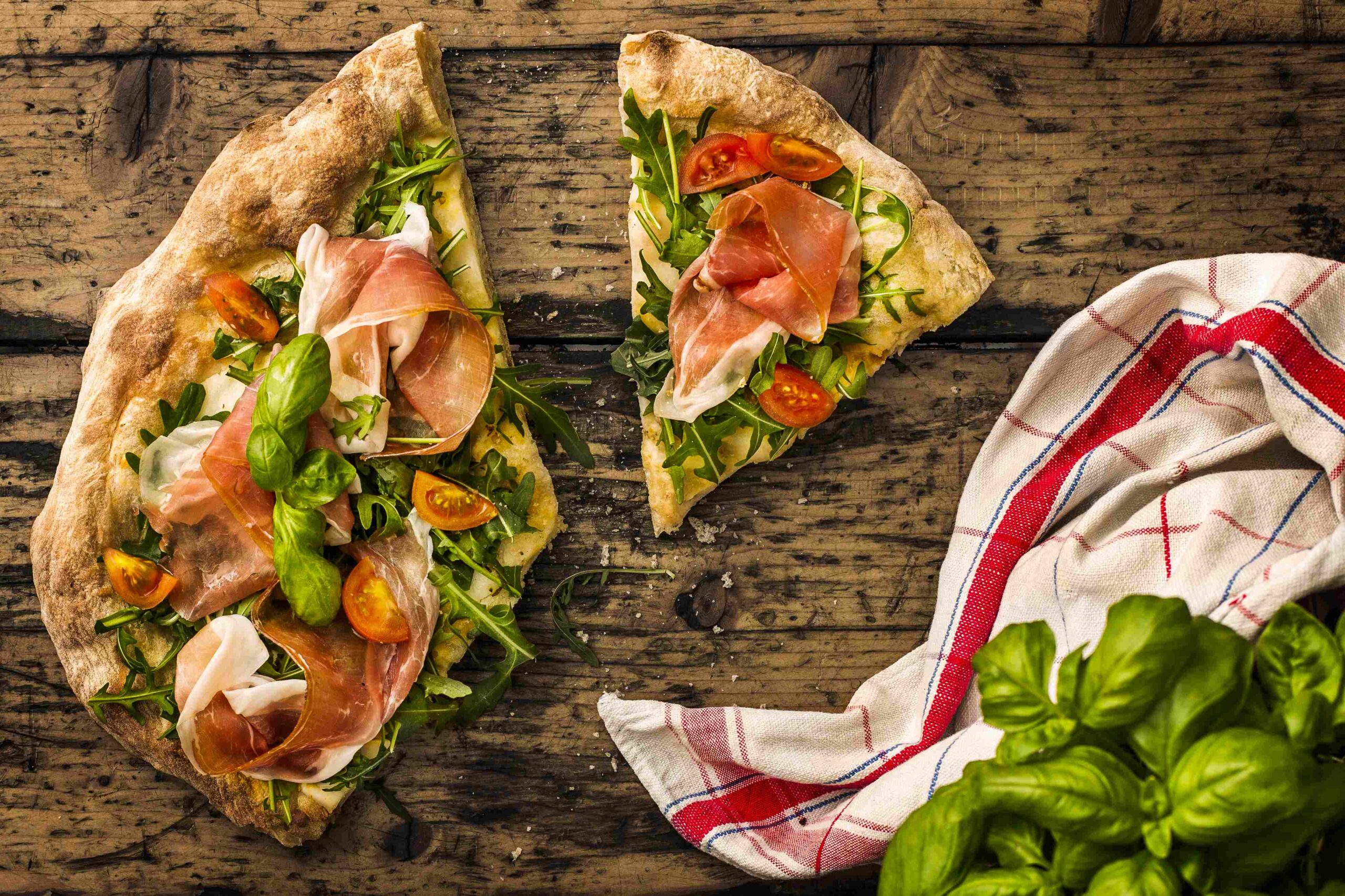Pizza con prosciutto crudo, rucola e pomodorini