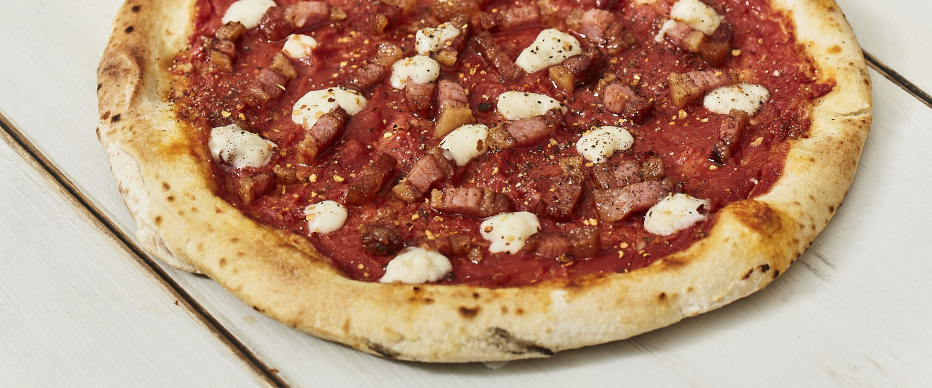 Pizza avec Guanciale, Sauce de Tomate la Rustica, huile d’olive extra vierge et poivre noir