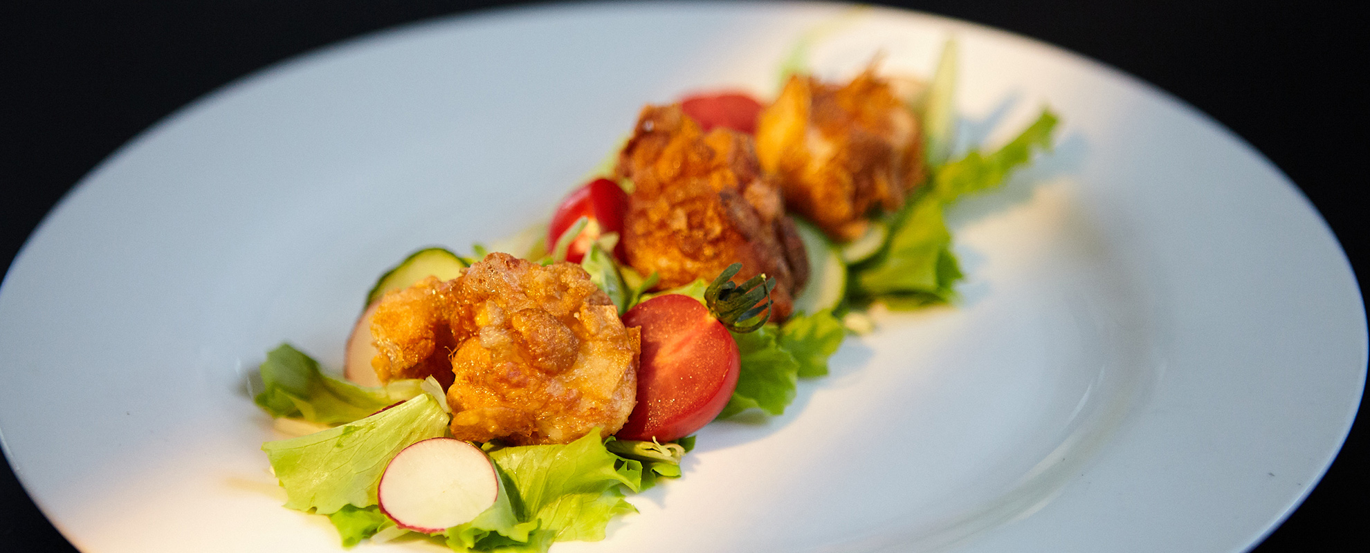 Salat mit frittierten Provolakäse-Häppchen