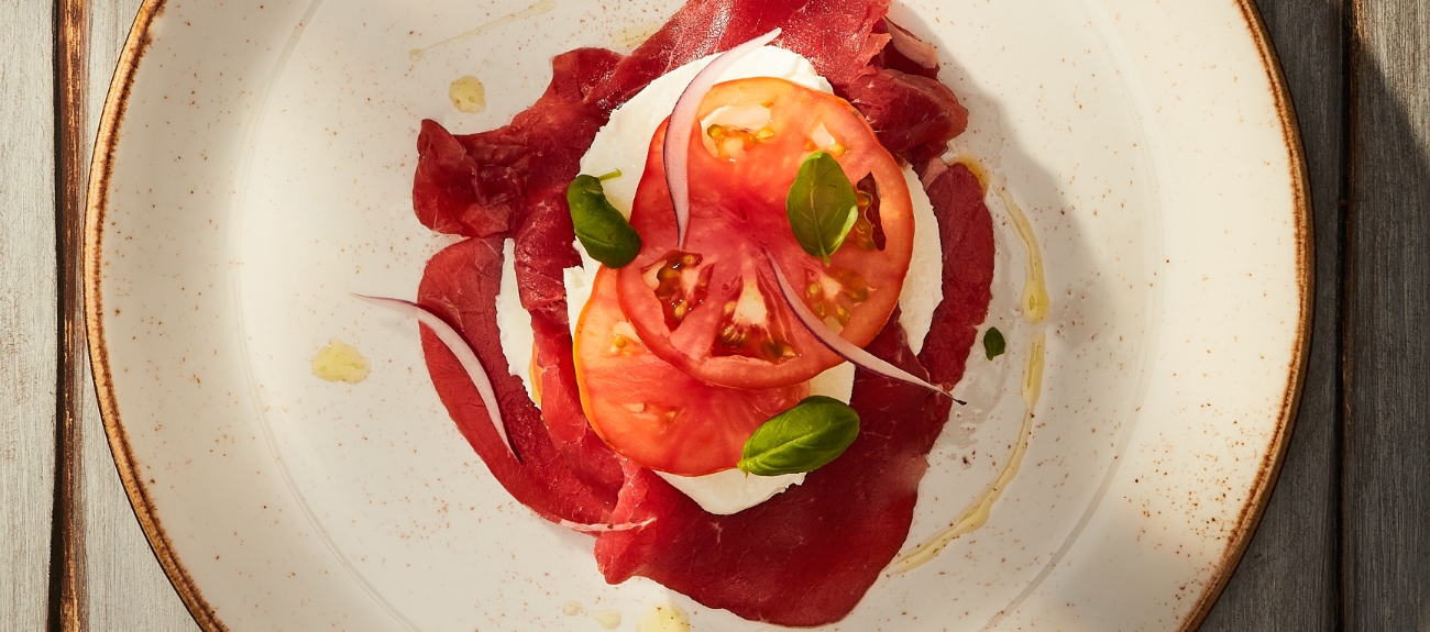 Millefeuille de carne salada à la méditerranéenne