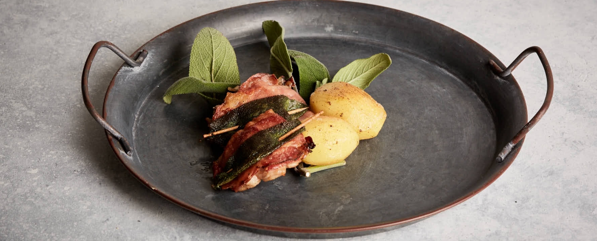 Saltimbocca au jambon cru, vin blanc, sauge, pommes de terre nouvelles