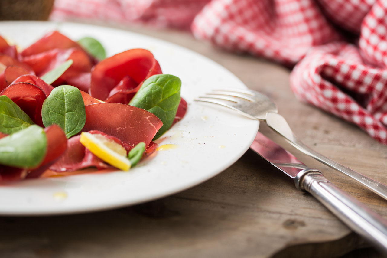 Wie serviert man Bresaola? Die gesündesten und leckersten Kombinationen