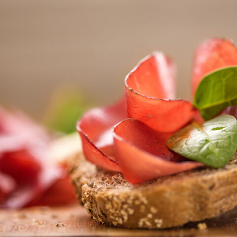 Qu’est-ce que la Bresaola : les origines, les valeurs nutritionnelles et plus