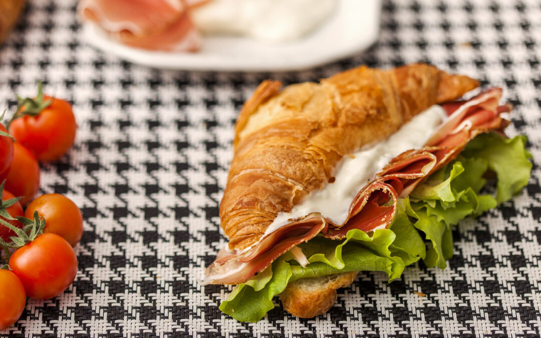 Croissant salé avec speck, fromage crescenza et lettuce
