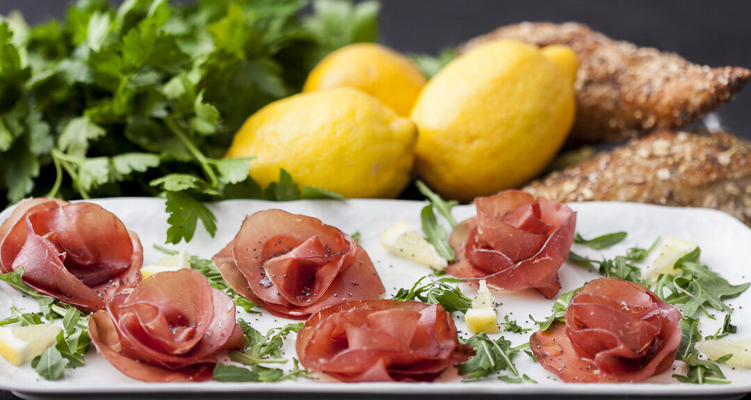 Petites roses de bresaola avec roquette et citron