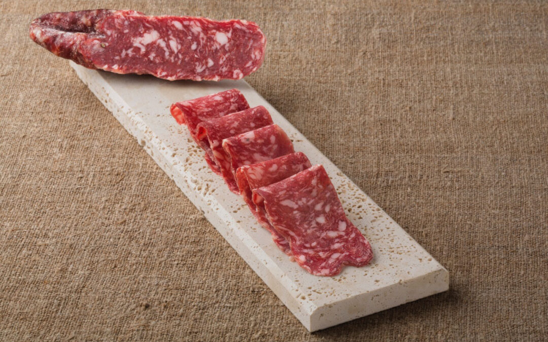 Pourquoi le salami est-il coupé de travers? Comment trancher le salami