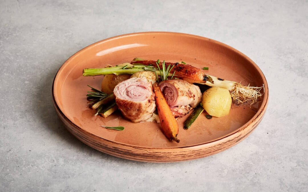 Rôti de veau au jambon cuit, purée de pommes de terre, légumes grillés, romarin