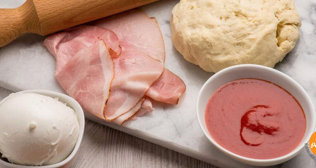 Pizza avec mozzarella de bufala et jambon cuit