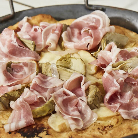 Pizza con Pancetta Arrotolata, carciofi e Provola affumicata