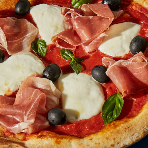 Pizza con Prosciutto Crudo, Passata Rustica, bufala, olive e basilico