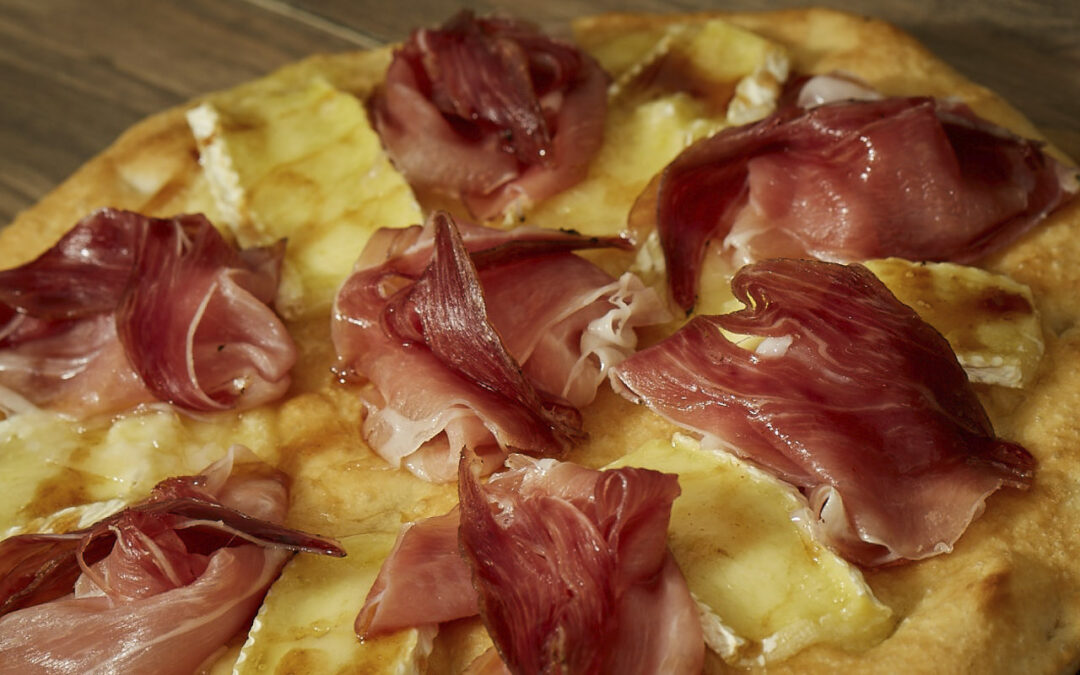 Pizza with Speck, Brie and maple syrup