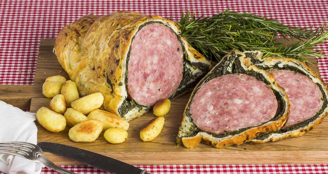 Saucisson cuit en croûte avec pommes de terre au four