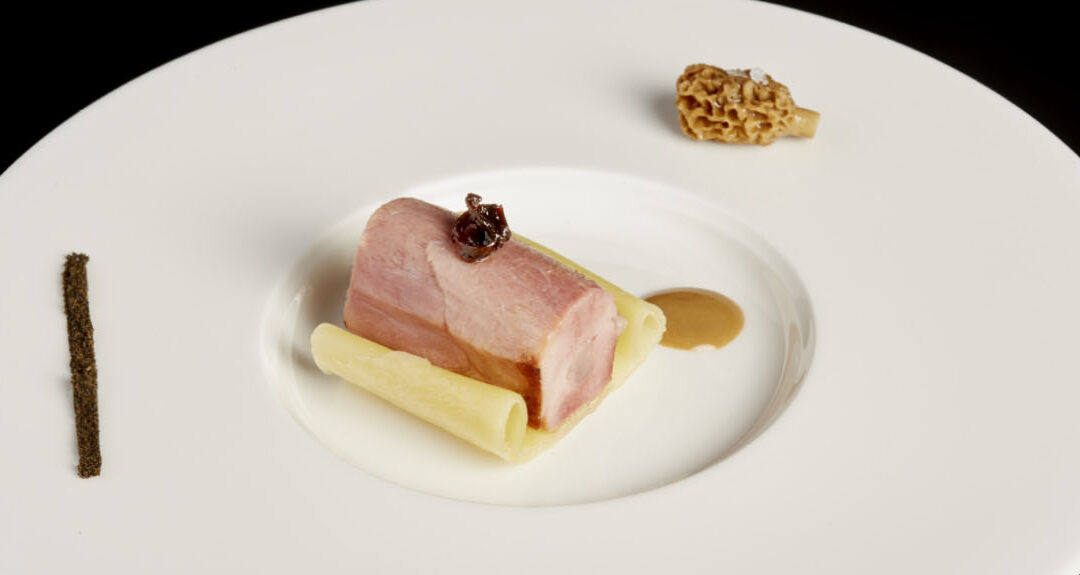 Jarret de porc en cire d’abeille, avec sauce champignons et compote d’oignons