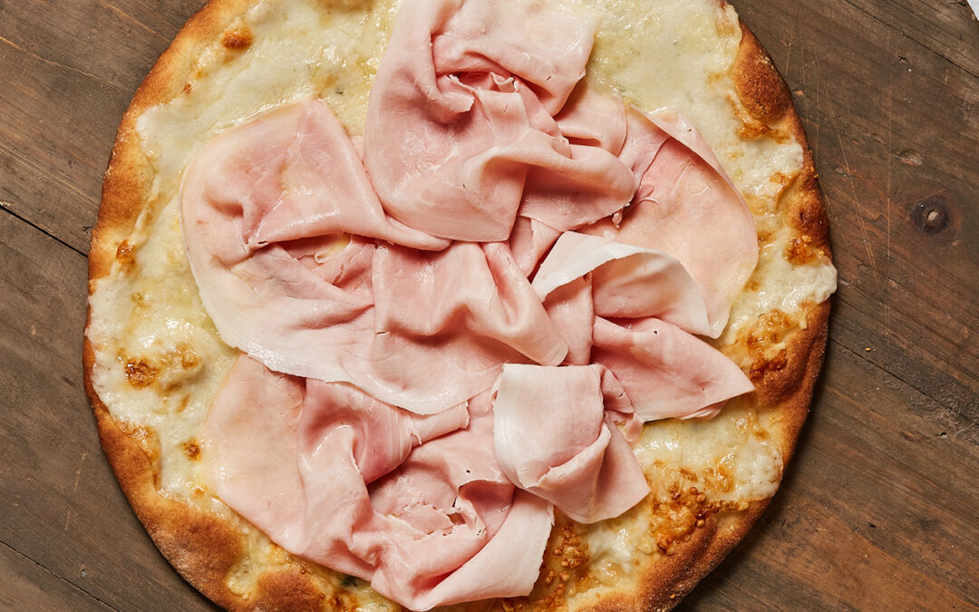 Pizza margherita avec jambon cuit