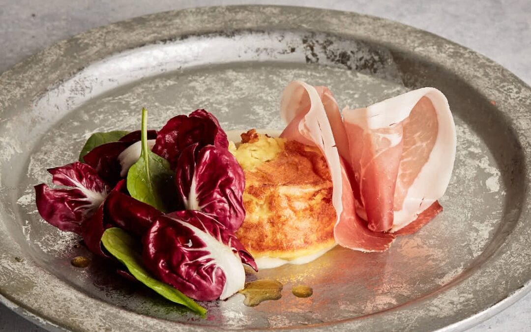Flan de pommes de terre avec fiocco de jambon, fondue de selvacremasco et radicchio