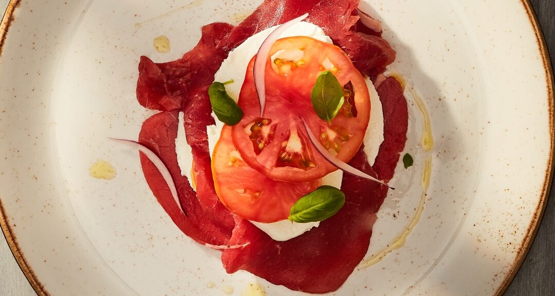 Millefeuille de carne salada à la méditerranéenne